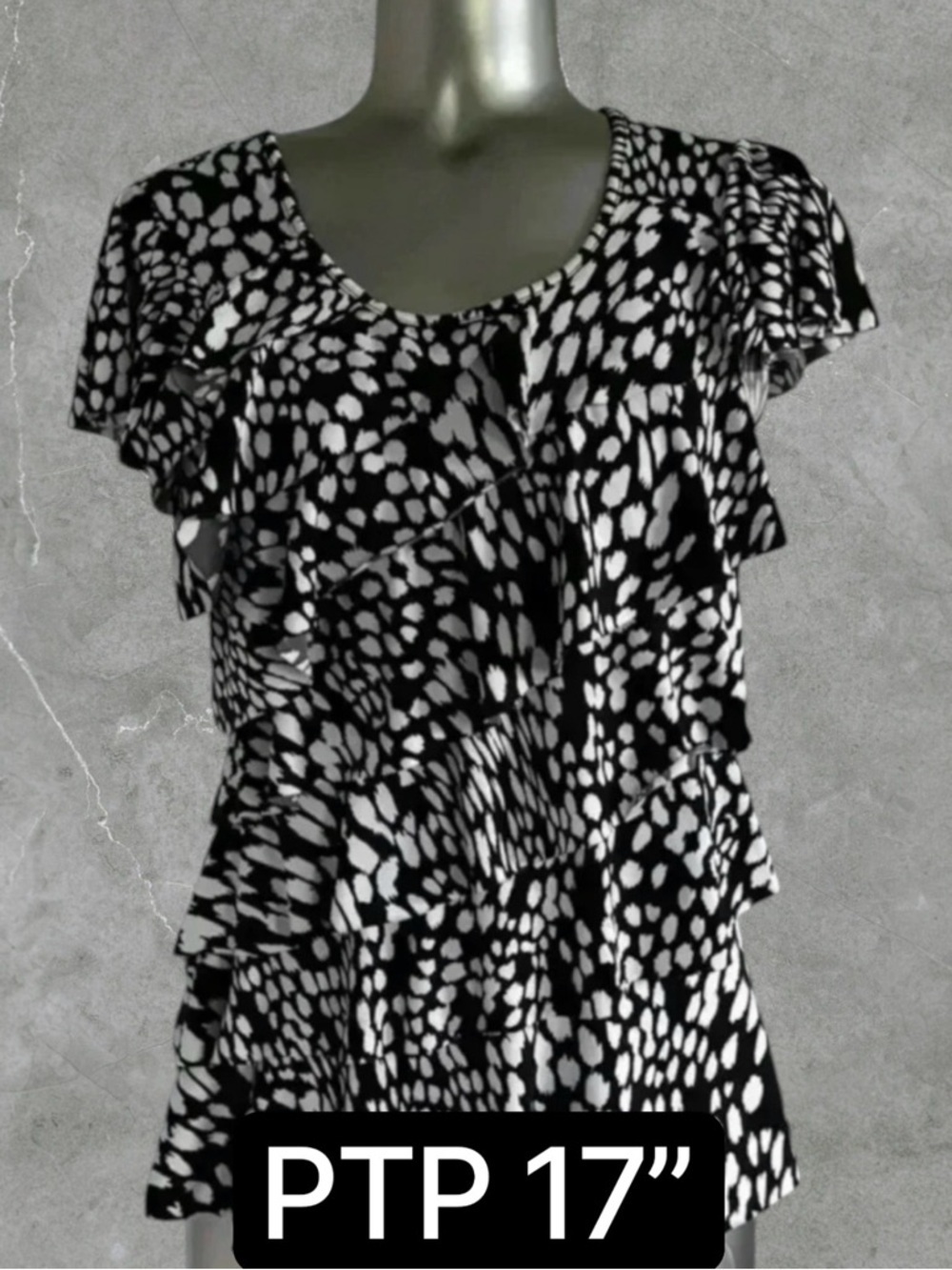 Free 💟Black and White Ruffle Top